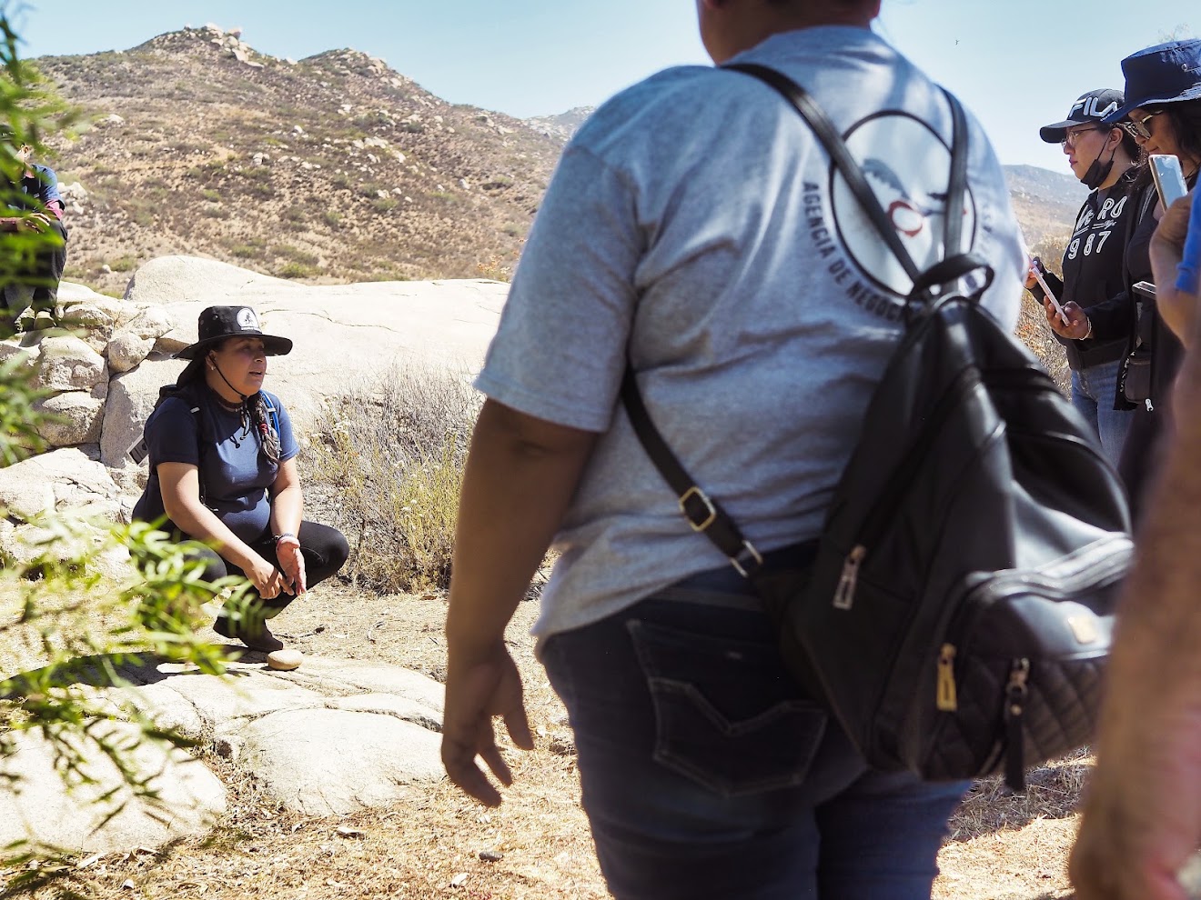 Gabriela Velázquez acompañando un recorrido por la Red de Senderos